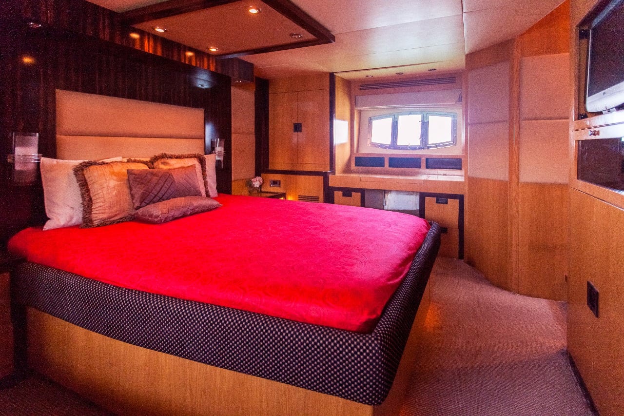 56ft yacht room