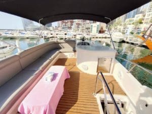 88 Feet Jacuzzi yacht for rent in dubai