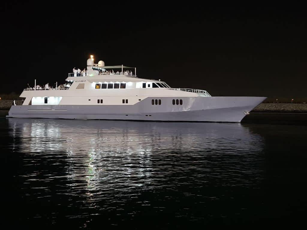how much to rent a 150 foot yacht